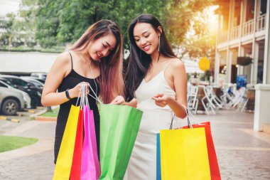 Mutlu Asyalı kadınlar dostluk zevk harcama alışveriş torbaları moda alışveriş caddesi