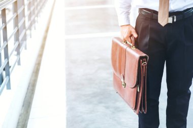 Bir evrak çantası açık havada yürüyüş gezginler tutan işadamı