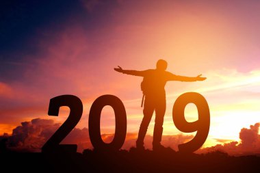 Siluet genç adam için 2019 yeni yıl mutlu