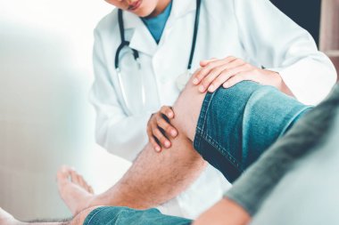 Doktor hasta diz sorunları fizik tedavi konsepti ile danışmanlık