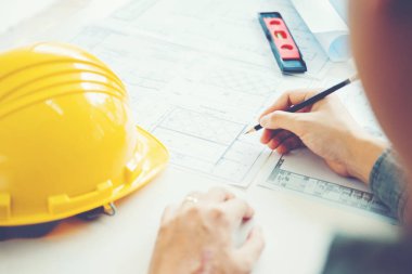 Mimar ya da ofis planı üzerinde çalışıyor. Mimarlar işyeri