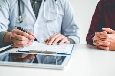 Doktorlar ve hastalar oturup konuşmak. Masada hastane penceresinde yakınındaki.