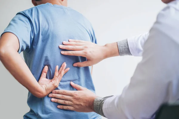 Arts Raadplegen Met Patiënt Terug Problemen Fysiotherapie Concept — Stockfoto