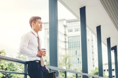 Bir kahve içme ve görünüm ve düşünme başarı işadamı