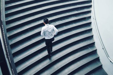 Başarı kavramı hızlı yukarı büyümesini çalıştıran iş adamı