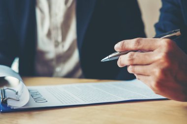 İki arkadaşları arasında bir sözleşme müzakere iş adamları