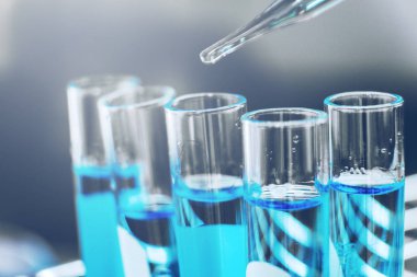 Cam laboratuvar kimyasal testi tur odasında. Bilim kavramı