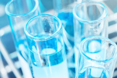 Cam laboratuvar kimyasal testi tur odasında. Bilim kavramı