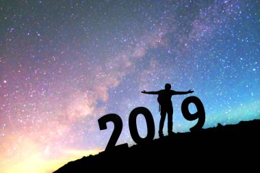 Samanyolu özgeçmişlerine 2019 yeni yıl için Happy siluet genç adam 
