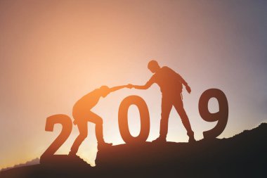 Yardım hiking arkadaş birbirlerine dağlar üzerinde 2019 yeni yılda siluet