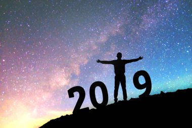 Samanyolu özgeçmişlerine 2019 yeni yıl için Happy siluet genç adam 