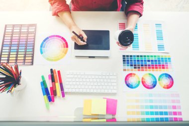 Grafik tasarımcı grafik tablet işyerinde çizim