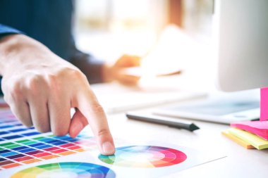 Grafik tasarımcı grafik tablet işyerinde çizim