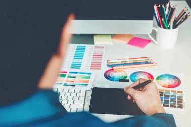 Grafik tasarımcı grafik tablet işyerinde çizim