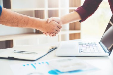 Toplantı Planlama stratejisi analiz kavramı el sıkışan iş insanlar iş arkadaşları