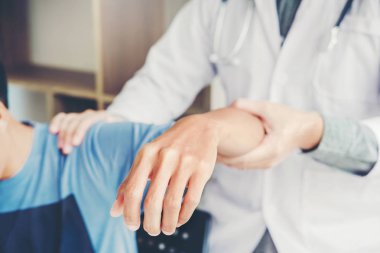 Doktor hasta omuz sorunları fizik kavram teşhis tedavi ile danışmanlık