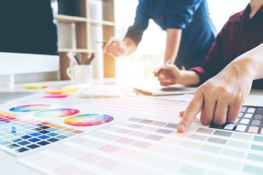 İki grafik tasarımcı çizim işyerinde grafik tablet ve renk paleti Rehberi