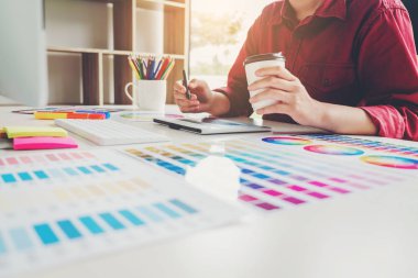 Grafik tasarımcı grafik tablet işyerinde çizim