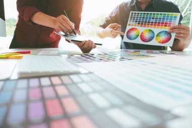 İki grafik tasarımcı çizim işyerinde grafik tablet ve renk paleti Rehberi