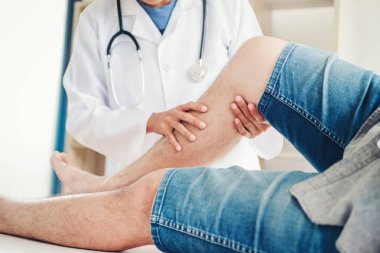 Doktor hasta diz sorunları fizik tedavi konsepti ile danışmanlık