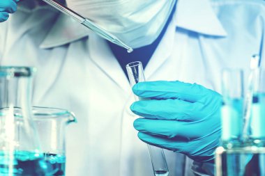 Bilim adamı bilimsel deney bilim kavramı sırasında araçları tutarak ekipman ile