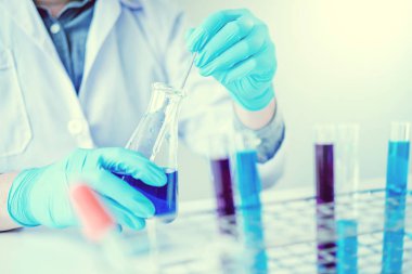 Bilim adamı bilimsel deney bilim kavramı sırasında araçları tutarak ekipman ile