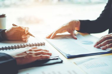 Toplantı planlama stratejisi analiz kavramı ofis iş arkadaşlarınıza gelecek planları üzerinde iş adamları