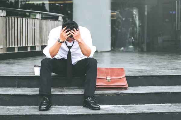 Desempregado Empresário Cansado Estressado Sentado Passarela Após Trabalho Conceito Empresário — Fotografia de Stock