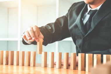 İşadamı plan ve strateji iş Domino etkisi liderlik yönetimi çözümü kavramı