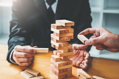 İki işadamı plan ve strateji iş Domino etkisi liderlik yönetimi çözümü kavramı 