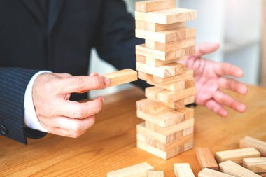 İşadamı plan ve strateji iş Domino etkisi liderlik yönetimi çözümü kavramı