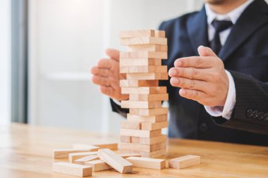 İşadamı plan ve strateji iş Domino etkisi liderlik yönetimi çözümü kavramı