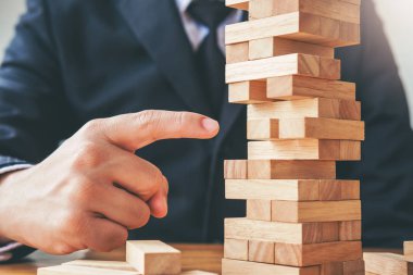 İşadamı plan ve strateji iş Domino etkisi liderlik yönetimi çözümü kavramı
