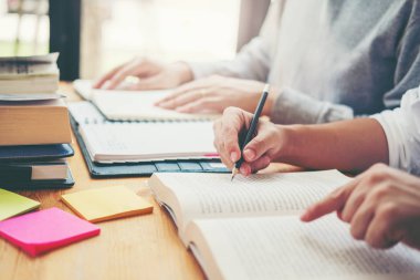 Yüksek okul veya üniversite öğrencileri eğitim ve birlikte kitaplıkta okuma