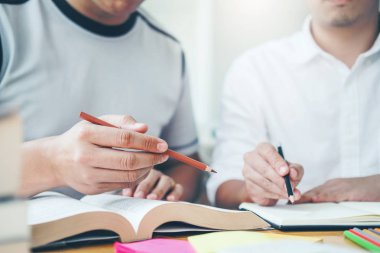 Yüksek okul veya üniversite öğrencileri eğitim ve birlikte kitaplıkta okuma
