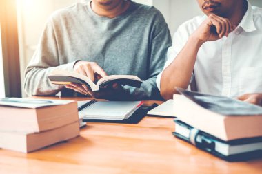 Yüksek okul veya üniversite öğrencileri eğitim ve birlikte kitaplıkta okuma