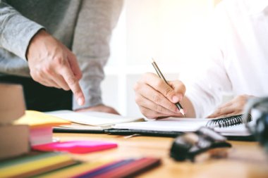 Yüksek okul veya üniversite öğrencileri eğitim ve birlikte kitaplıkta okuma