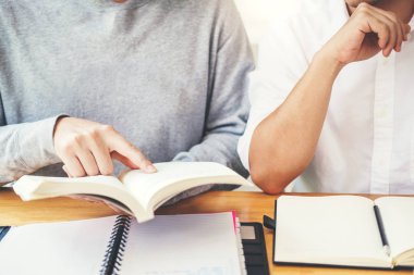 Yüksek okul veya üniversite öğrencileri eğitim ve birlikte kitaplıkta okuma