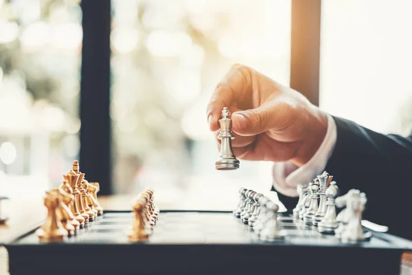 Επιχειρηματίας Παίζοντας Σκάκι Παιχνίδι Προγραμματισμού Κορυφαία Στρατηγική Επιτυχημένη Επιχείρηση Ηγέτης — Φωτογραφία Αρχείου