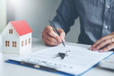 İş adamı hesaplanan maliyet ve işareti sözleşmesi sözleşme, sigortası konut kavramı