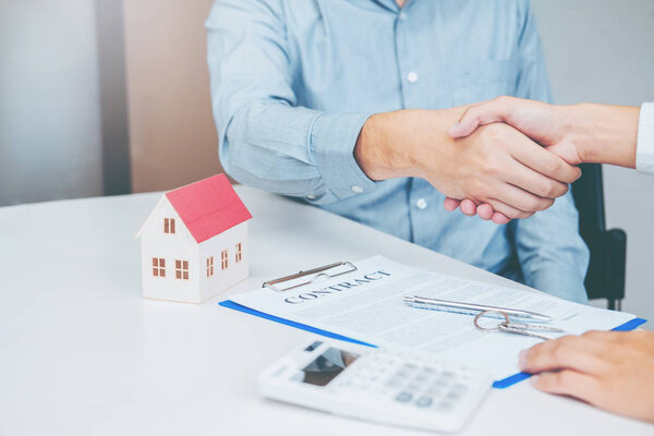 Продавец агент и клиент рукопожатие и подписать договор договора, страхование Главная концепция
