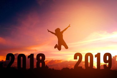 Siluet genç kadın 2019 yeni yıl için atlama