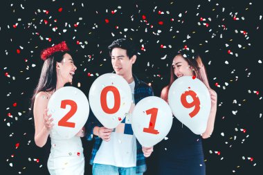 Newyear parti, kutlama parti Grup Asyalı Genç insan balon numaraları 2019 mutlu ve komik kavramı holding
