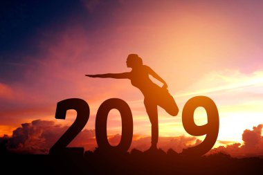 2019 yeni yıl Yoga pratik siluet genç kadın