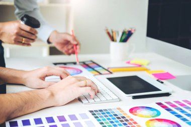 İki grafik tasarımcı çizim işyerinde grafik tablet ve renk paleti Rehberi