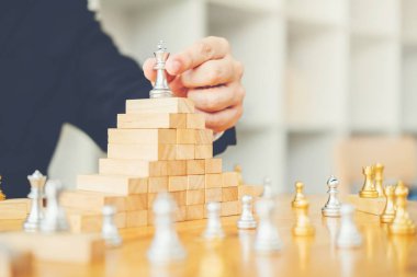 Planlama önde gelen strateji başarılı iş lideri kavramının işadamı satranç oyun