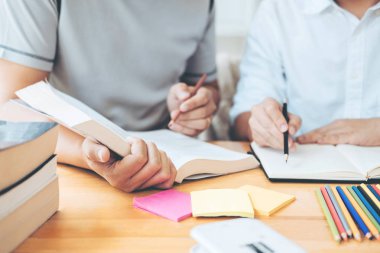 Yüksek okul veya üniversite öğrencileri eğitim ve birlikte kitaplıkta okuma