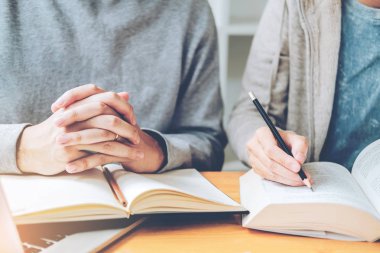 Yüksek okul veya üniversite öğrencileri eğitim ve birlikte kitaplıkta okuma