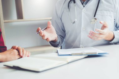 Doktorlar ve hastalar oturup konuşmak. Masada hastane penceresinde yakınındaki.