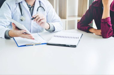 Doktorlar ve hastalar oturup konuşmak. Masada hastane penceresinde yakınındaki.